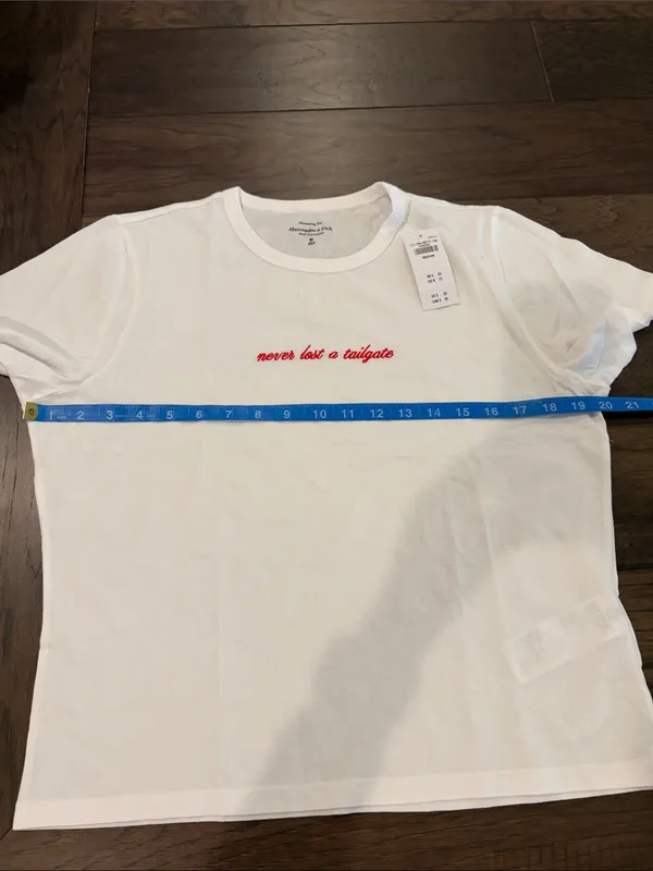 New With Tags Abercrombie Embroidered Skimming Tee Sz M - Image 4