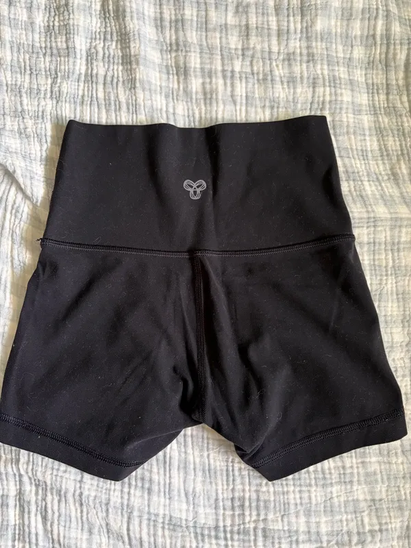Aritzia TnAction Shorts - Image 2