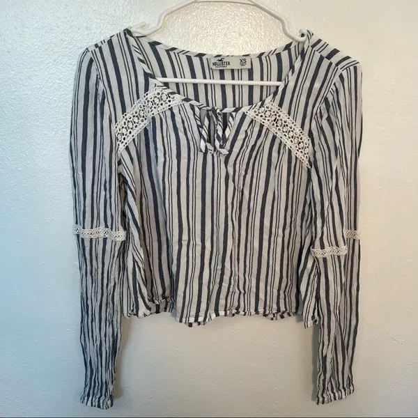 Hollister Women's Size XS Cropped Top Long Sleeve Keyhole White Blue Gray Stripe - Image 3