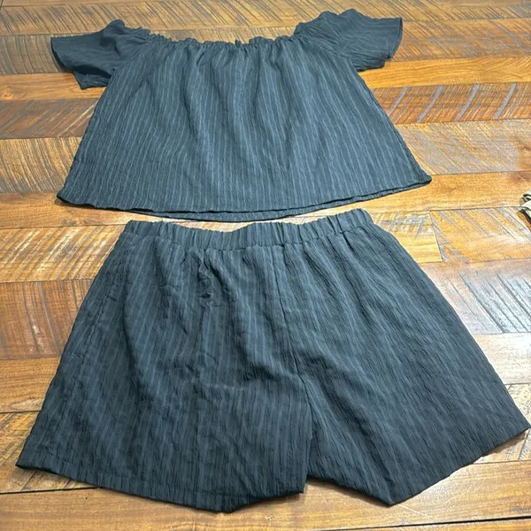 Boutique Textured Off Shoulder Top with Shorts Elodie Set - Image 4