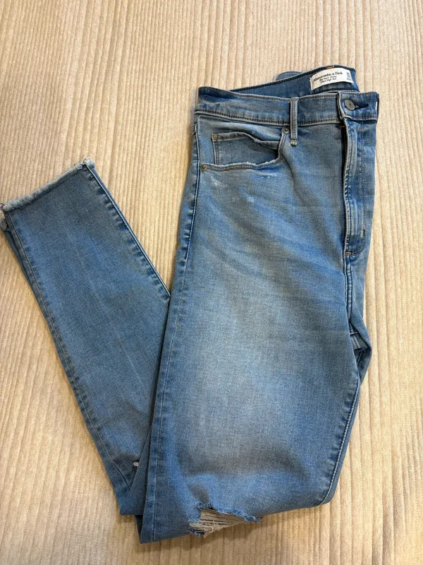 Abercrombie High-Rise Jeans - Image 5