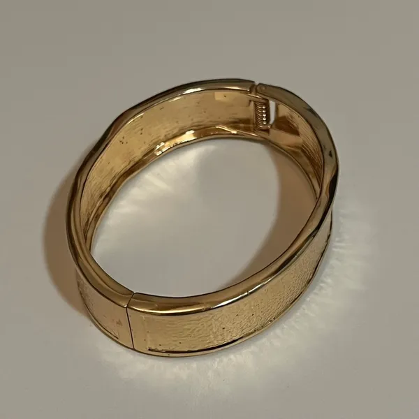 Vintage Gold-tone Wavy Textured Bangle Bracelet - Image 7