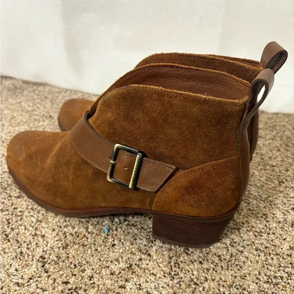 UGG Chestnut Brown Wright Belted Boots‎ size 7 EUC - Image 4