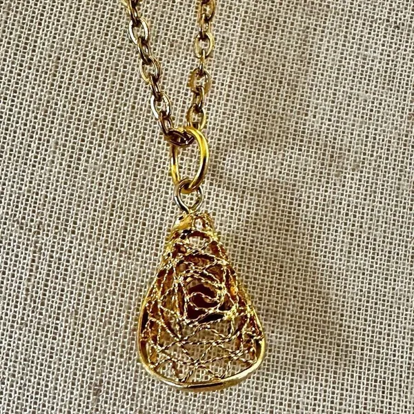 Vintage Gold-Tone Teardrop Filigree Necklace with Dark Cabochon Accent - Image 5