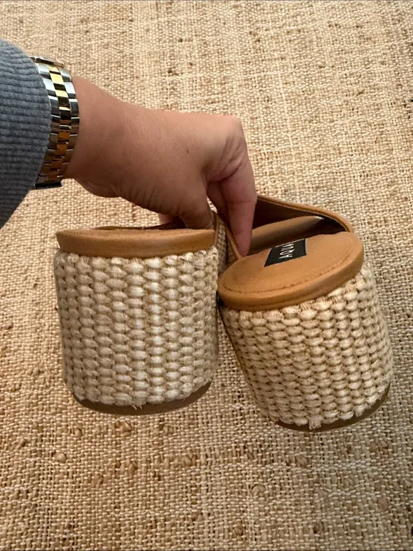 Aqua Women's Suri Raffia Woven Slide Block Heel Sandals size 8 - Image 5