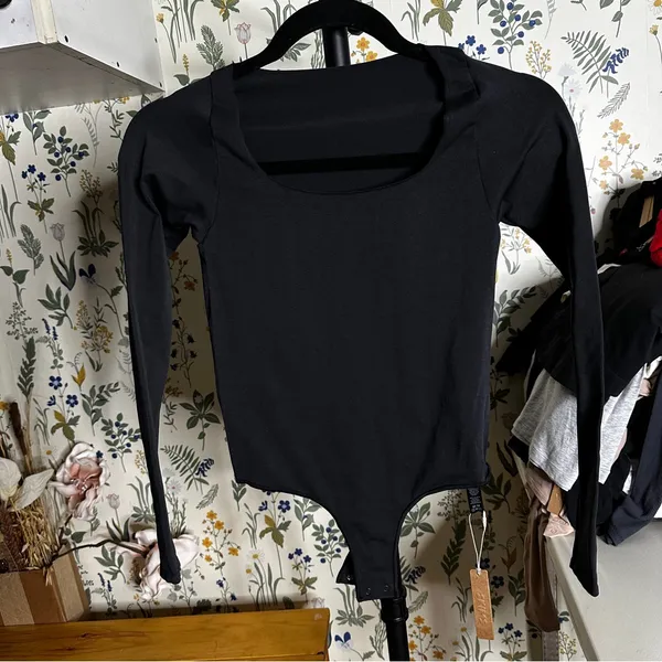 Skims ESSENTIAL LONG SLEEVE SCOOP NECK BODYSUIT Onyx Nwt Size L/XL - Image 7