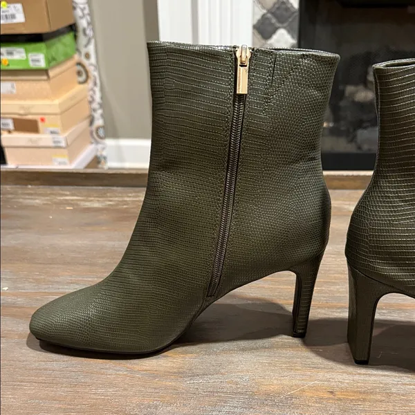Journee‎ Collection Sarah Block Heel Bootie Olive Green Lizard Texture Zip 12 - Image 6