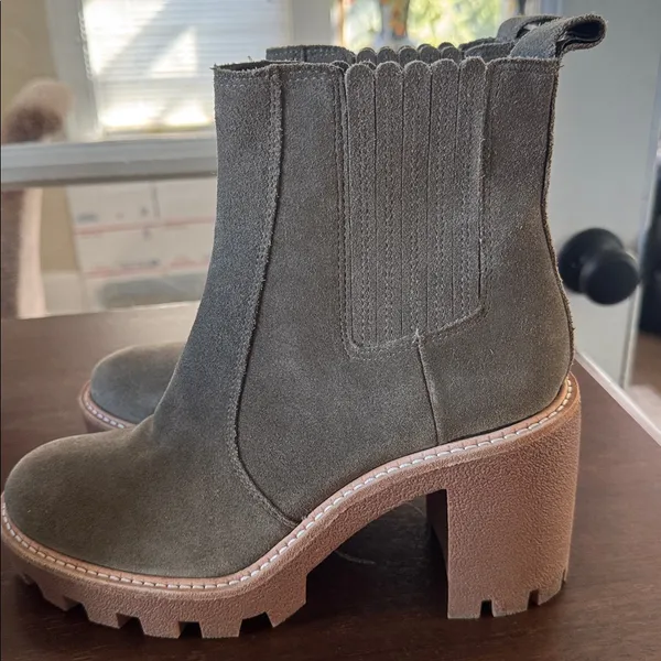 Gianni bini boots Suede leather upper Chunky lug sole Heel size 9 - Image 3