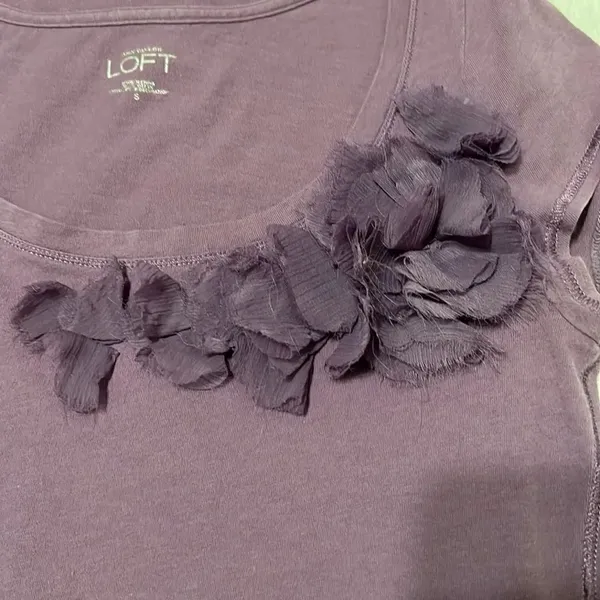 Loft szS pretty purple cap sleeve flower detail and decorative stitching EUC - Image 3