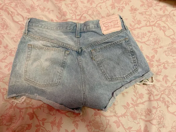 Levi’s 501 Shorts High-Rise Women’s Original With Pink Leather Patch and Button - Image 2