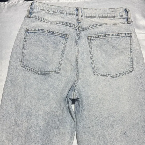 Universal Thread Light Wash Relaxed Men’s Jeans - Image 2
