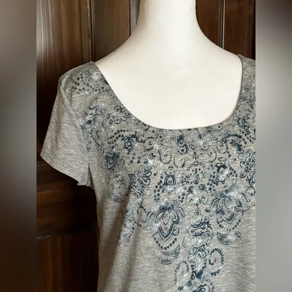 Maurices Gray Short Sleeve Blouse with Elegant Pattern - Image 3