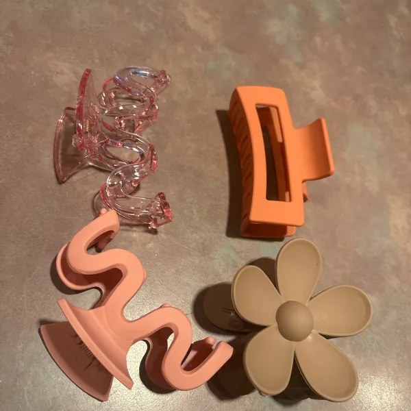 Urban Outfitters Set of 4 Claw Hair Clips - Image 4