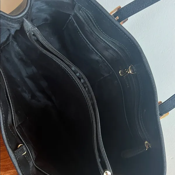 Michael Kors Black shoulder bag with 3 compartments for organization. - Image 6