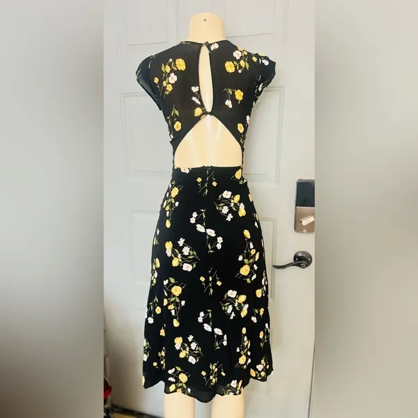 REFORMATION Black Floral Print WELLFLEET V-Neck Cutout Back Midi Dress - Image 9