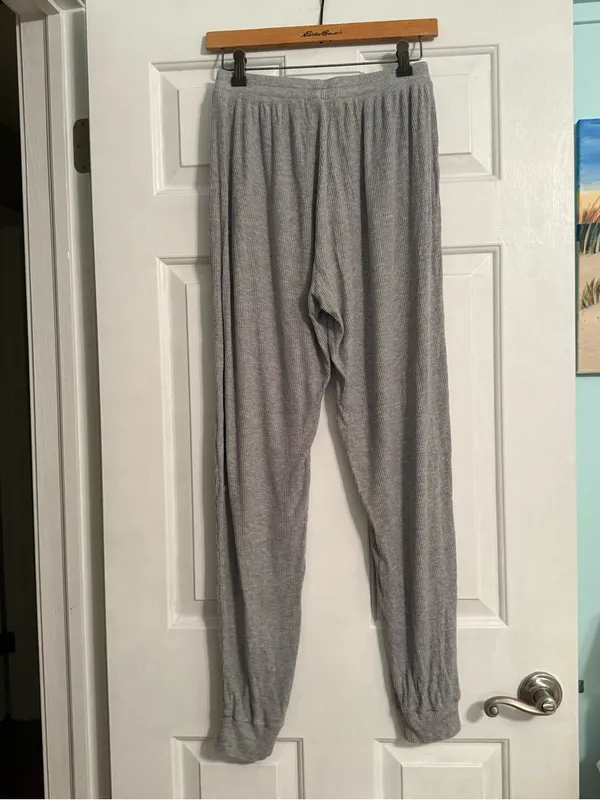 Alo Yoga Whisper Joggers in Gray - Image 3