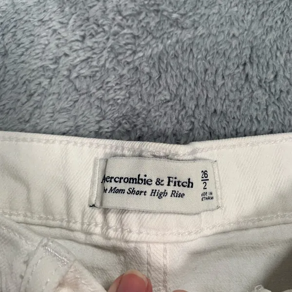 Abercrombie & Fitch the mom short high rise Jean Shorts white - Image 4