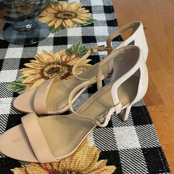 Michael Kors sandals tan patent leather - Image 2