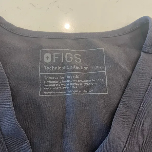 FIGS‎ Casma Three-Pocket Scrub Top in Charcoal size XS - Image 3
