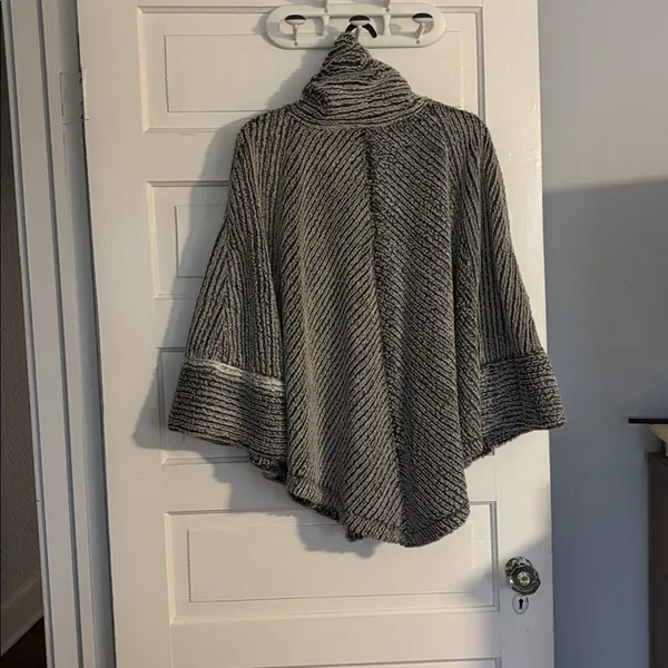 Capote Cowl Neck Fur Cape/Poncho Gray Size undefined - Image 3