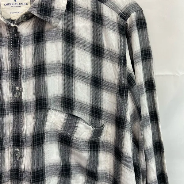 EUC American Eagle women’s black white‎ plaid relaxed boyfriend fit button shirt - Image 3