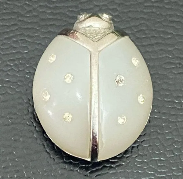 Vintage 70’s AVON Frosted Lucite Silvertone Ladybug Small Brooch 7.5g - Image 4