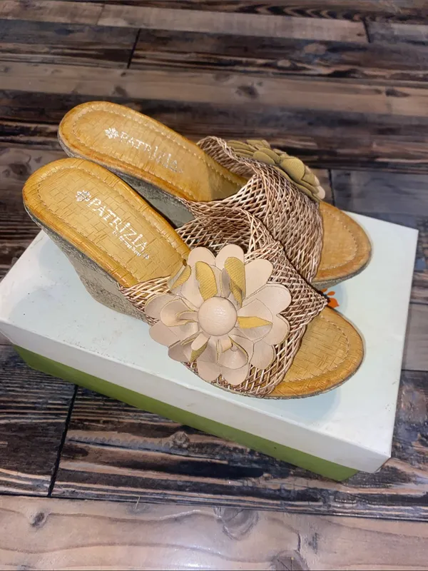 NIB Spring Step Beige Woven Slide Wedges with Flower Accent - Image 5