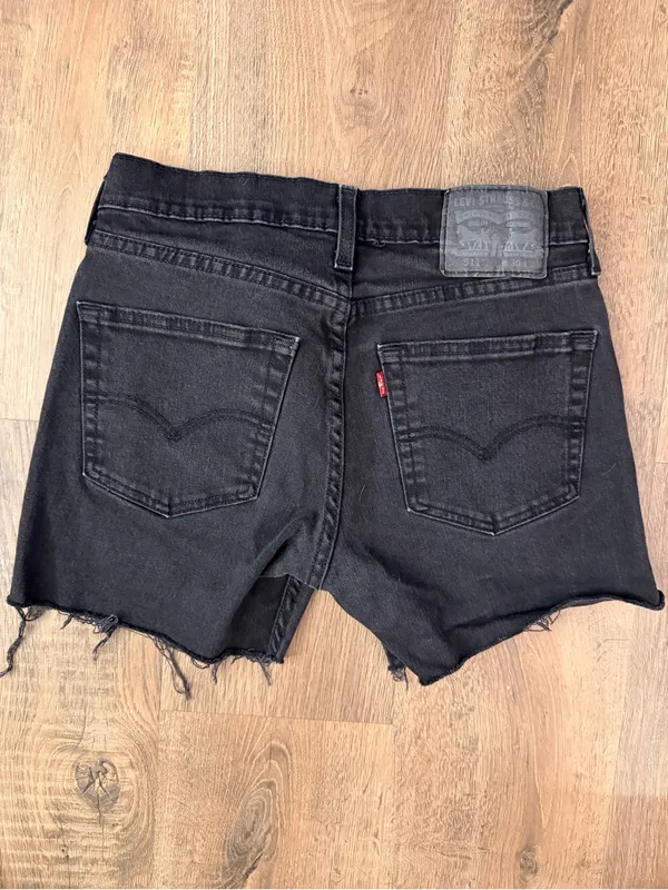 Levi's Black Denim Shorts with Frayed Hem - Image 3