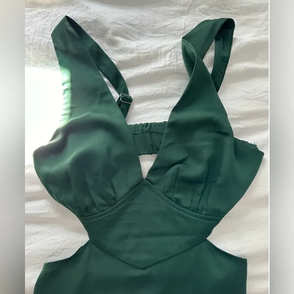 Beginning Boutique Elegant Green Satin Dress - Image 2