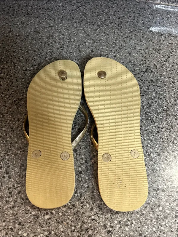 Havaianas Women’s Slim Flip Flops - Beige Footbed with Gold Straps - Image 6