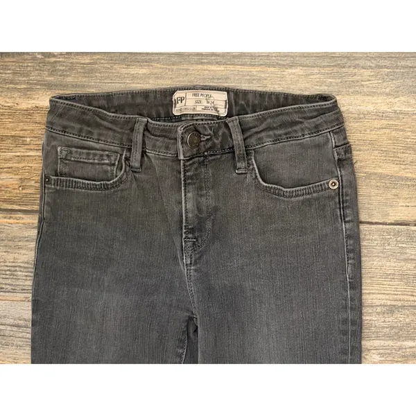 Free People Washed Black Low Rise Flared Jeans Raw Hem‎ Cropped Size 24 Slim Fit - Image 3