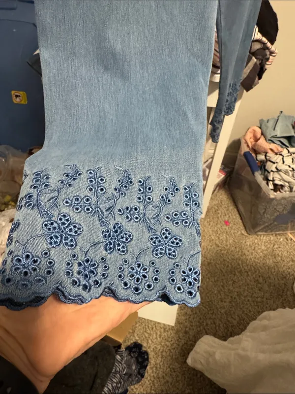 Women’s Light Blue Embroidered Hem Capri leggings - Image 3