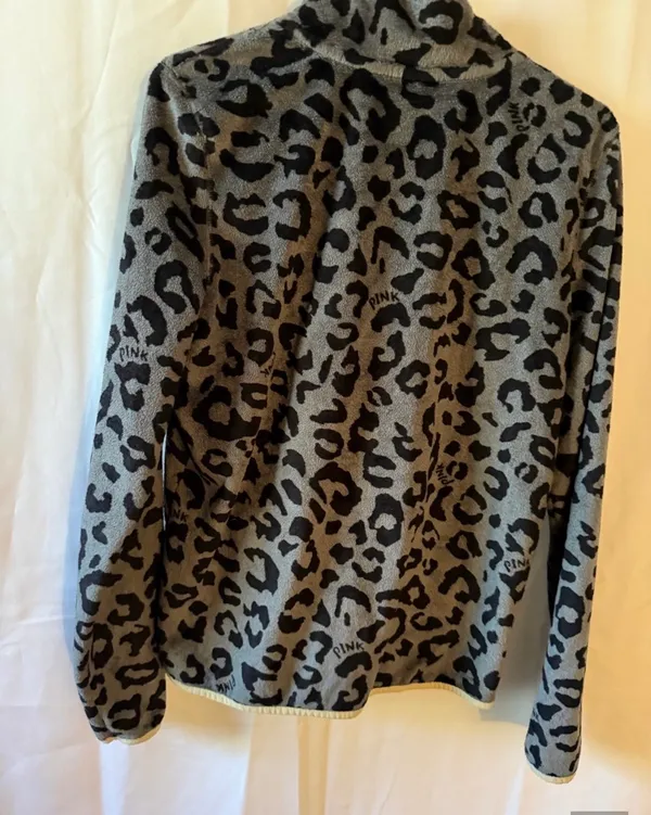 PINK Victoria's Secret Gray Leopard Print Fleece Jacket - Image 3