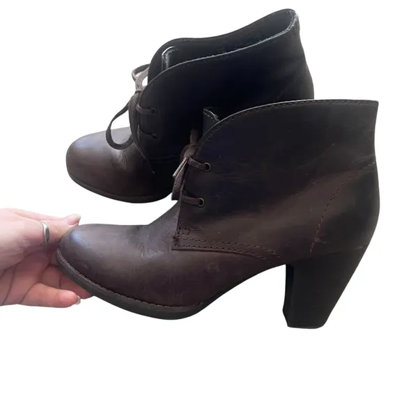 Clarks Indigo Women's‎ Size 8.5 M Brown Leather 3 Inch Heel Tie Ankle Booties - Image 5