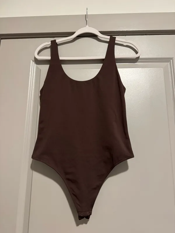 Aritzia Contour Babaton Bodysuit Square Neck - Image 3