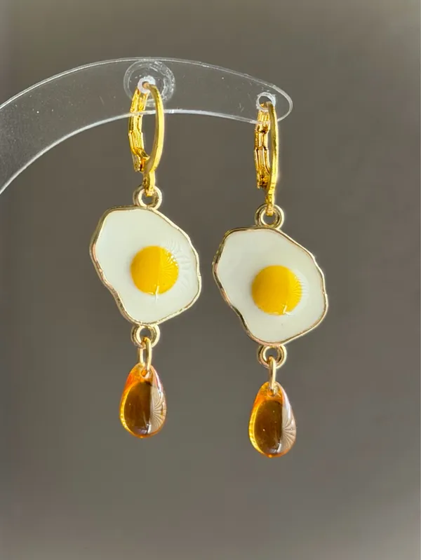 Handmade kawaii funky sunny side up eggs & amber color teardrop glass beads dangle earrings🍳💛 - Image 3