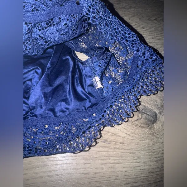 Victoria's Secret Body By Victoria Lace plunge Bralette Size Medium Floral Navy - Image 3
