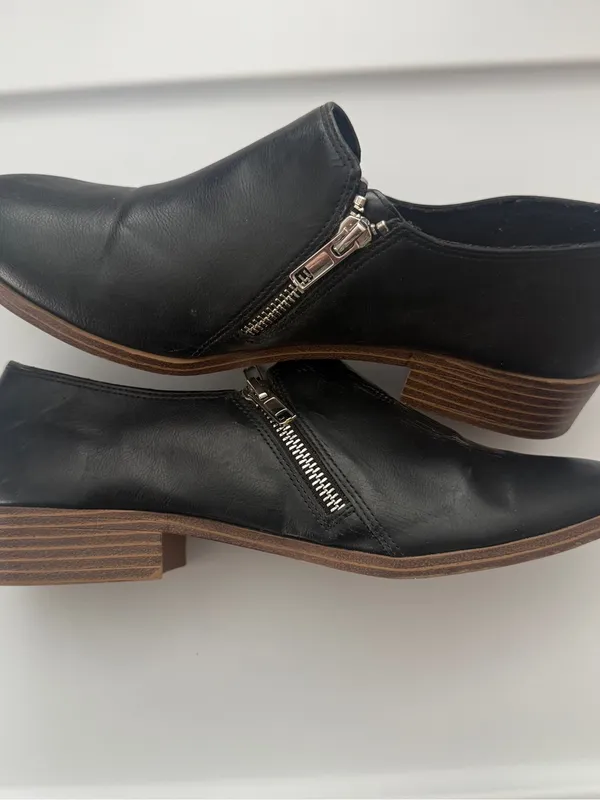 American Eagle Women's Black Leather Side-Zip Low Profile Ankle Shoes 8.5 - Image 2