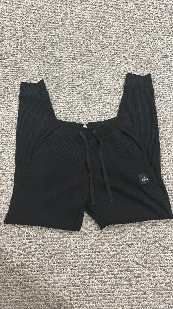 Alo Yoga Ribbed Joggers Muse Black - Image 4