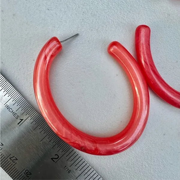 Large pink lucite hoop earrings - Image 4
