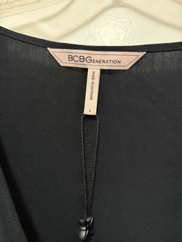 BCBGeneration Short Sleeve Wrap Crop Top –‎ Size Large (NWT) - Image 6