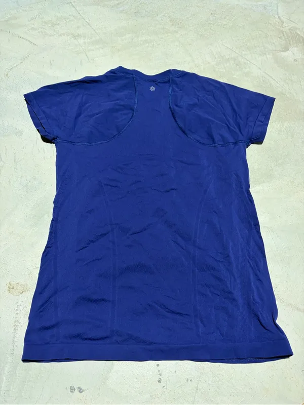 Athleta Women's Crew Neck workout Tee blue large - Image 4