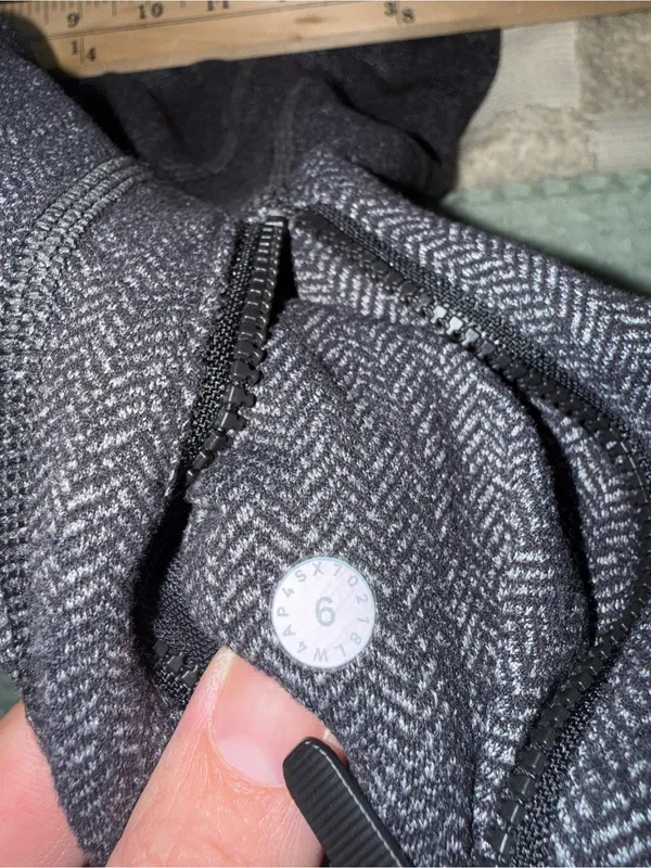 Lululemon Define Jacket
Heathered Herringbone Heathered Black Black size 6 - Image 4