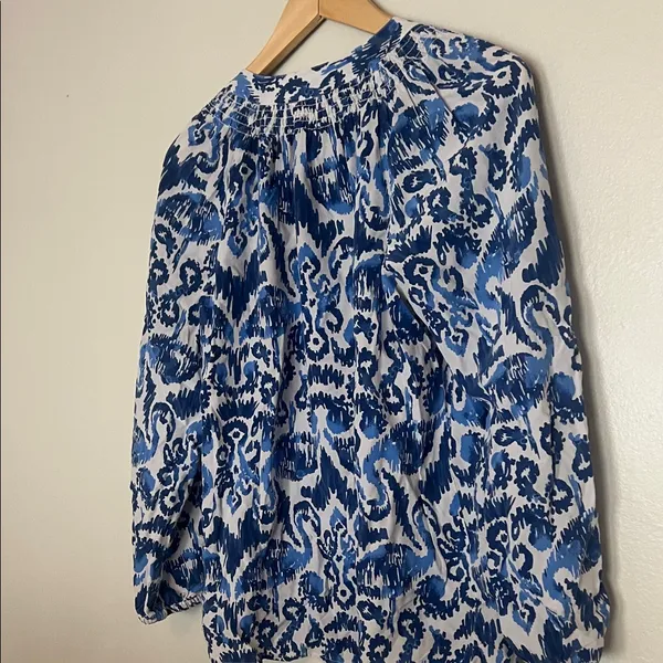 Lilly Pulitzer with Flaws Med  Blue and White Patterned Blouse - Image 8