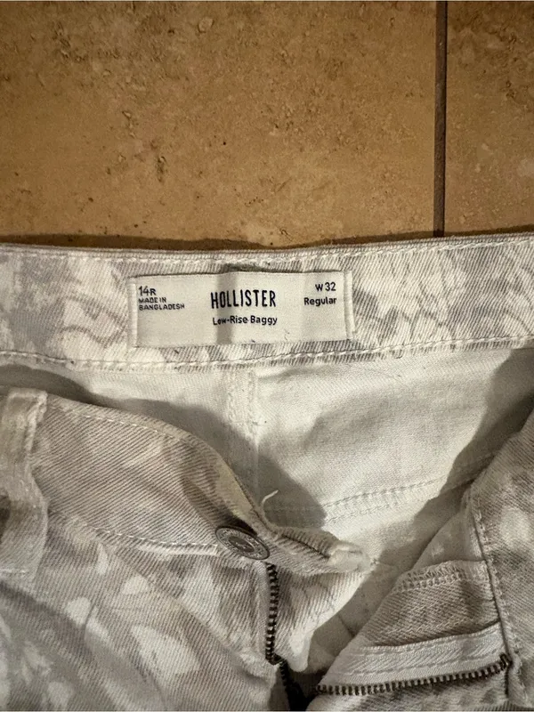 Hollister White and Light Gray Low-Rise Baggy Jeans - Image 2