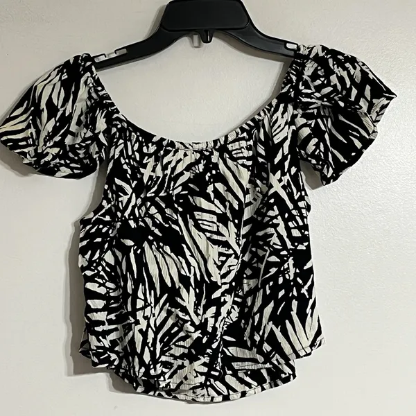 Aerie Women's Off The Shoulder Floral Print Crop Top Size Small Black‎ & White - Image 7