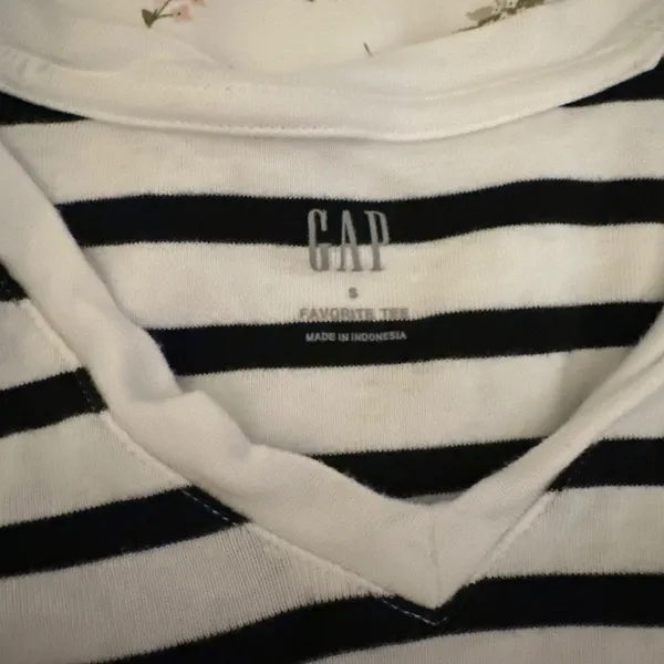 Gap black and white long sleeve  - Image 3