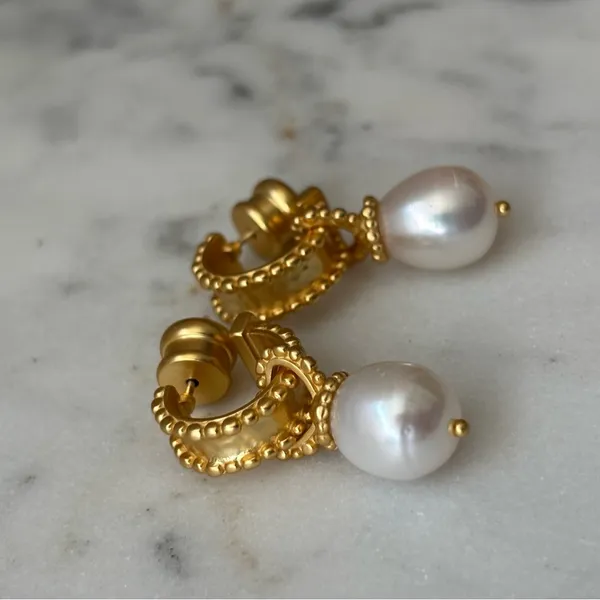 NWOT Gold and White Pearl Hoop Earrings - Image 5