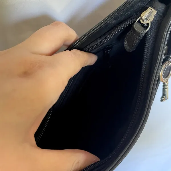 Fossil black leather shoulder bag zip‎ closure two pockets adjustable straps - Image 6