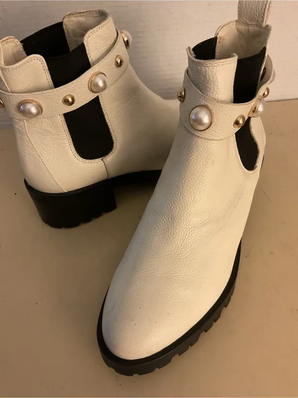 Karl Lagerfeld women White leather Chelsea heel boots US 8.5 - Image 9